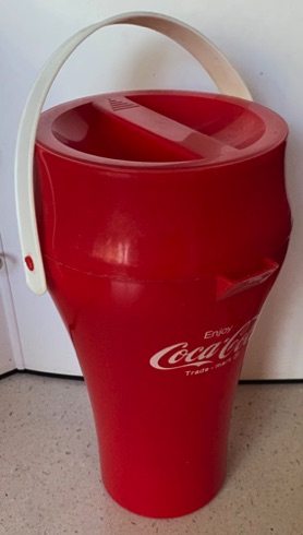 05874-1 € 5,00 coca cola drinkbeker plastic rood met handvat.jpeg